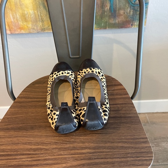 Geox size 8 ballet flat, leopard print with patent leather. Gently worn. - Picture 3 of 6